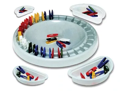 Jeu domino pédagogique composition plateau circulaire 28cm 28 mini-pinces 4cm 4 bacs adapté 4 enfants dès 3 ans — Non classé