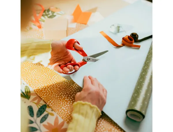 Ciseaux Fiskars Classic Universels Lames Acier Inoxydable 21 cm Gaucher Anneaux Coloris Rouge — Fournitures — vue 7